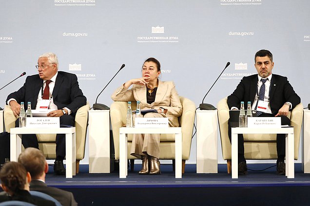 Ректор Национального исследовательского университета "МЭИ" Николай Рогалев, директор по развитию бизнеса государственной корпорации "Росатом" Екатерина Ляхова и старший управляющий директор – директор Департамента инфраструктурных решений ПАО "Сбербанк" Карен Карапетян. Сессия "Производство и инвестиции"