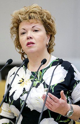Заместитель председателя Комитета по делам национальностей Елена Ямпольская во время выступления на пленарном заседании Государственной Думы.