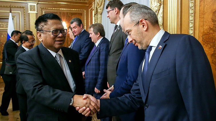 Chairman of the Committee on Natural Resources, Property and Land Nikolai Nikolaev and Chairman of the Regional Representative Council of the People's Consultative Assembly of Indonesia Oesman Sapta Odang