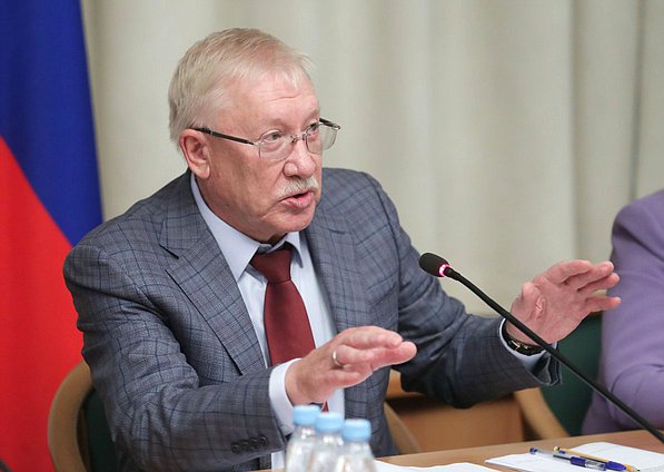 Председатель Комитета по контролю Олег Морозов