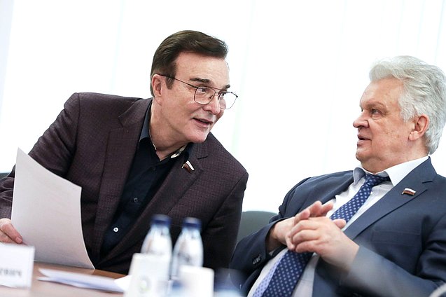 Члены Комитета по экономической политике Александр Максимов и Виктор Казаков