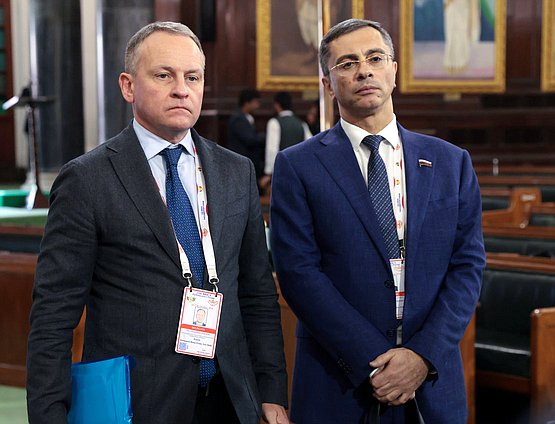 Председатель Комитета по цифровому развитию и искусственному интеллекту Александр Сидякин и Председатель Комитета по промышленности и торговле Владимир Гутенев. XII Международный Парламентский форум БРИКС