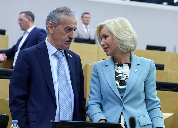 Заместитель Председателя Комитета по просвещению Нурбаганд Нурбагандов и Председатель Комитета по культуре Ольга Казакова