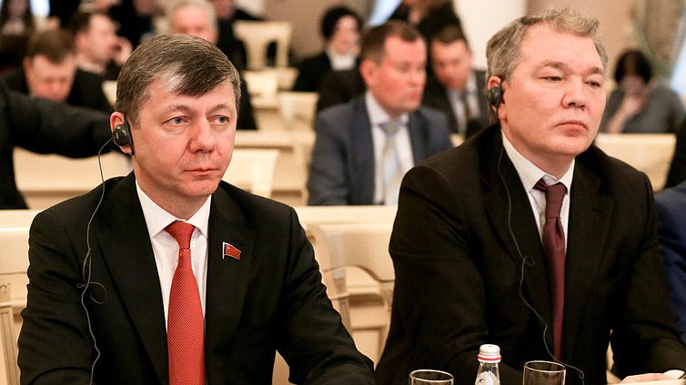 Первый заместитель председателя Комитета по международным делам Дмитрий Новиков и председатель Комитета по делам СНГ, евразийской интеграции и связям с соотечественниками Леонид Калашников во время пленарного заседания Парламентской Ассамблеи Организации Договора о коллективной безопасности.