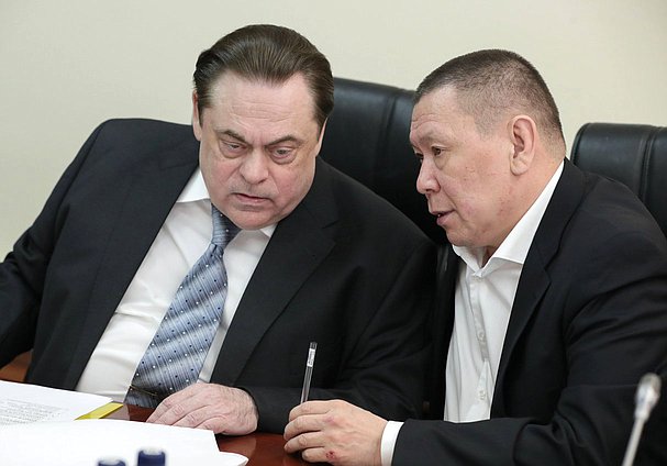 Председатель Комитета по делам национальностей Геннадий Семигин и сенатор РФ Григорий Ледков