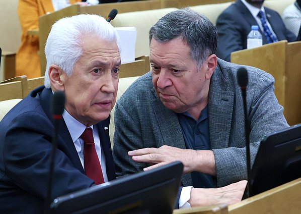 Руководитель фракции "Единая Россия" Владимир Васильев и Председатель Комитета по бюджету и налогам Андрей Макаров