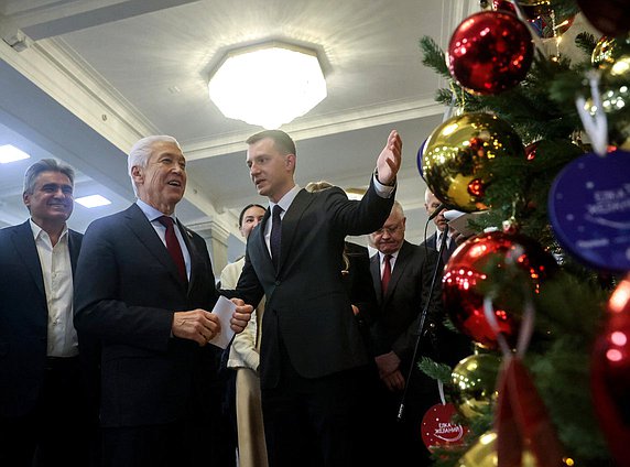 Руководитель фракции "Единая Россия" Владимир Васильев и Председатель Комитета по молодежной политике Артем Метелев