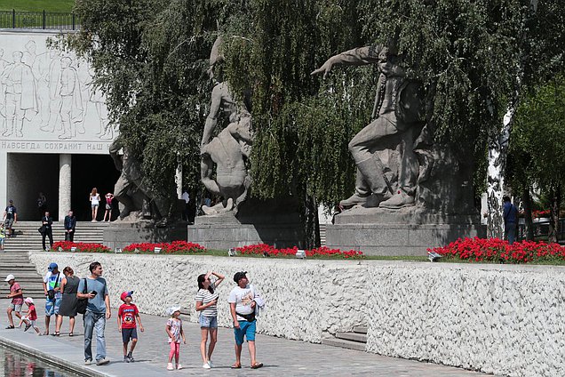 Памятник-ансамбль героям Сталинградской битвы на Мамаевом кургане