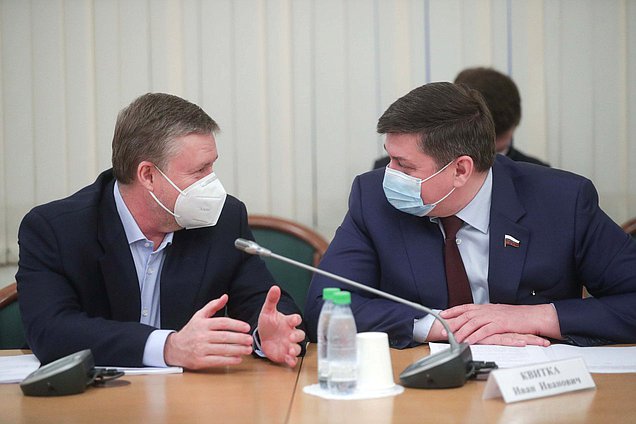 Члены Комитета по безопасности и противодействию коррупции Георгий Карлов и Иван Квитка