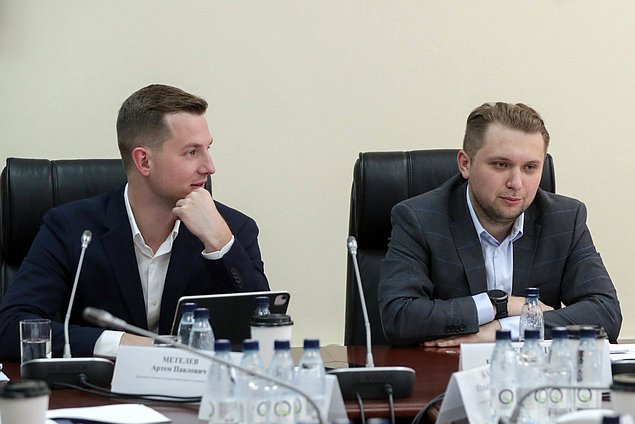 Председатель Комитета по молодежной политике Артем Метелев и заместитель Председателя Государственной Думы Борис Чернышов