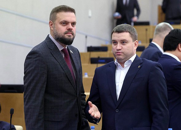 Заместитель Председателя Комитета по делам СНГ, евразийской интеграции и связям с соотечественниками Артем Туров и Первый заместитель Председателя Комитета по развитию гражданского общества, вопросам общественных и религиозных объединений Артем Бичаев