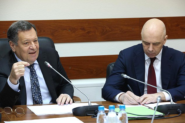 Председатель Комитета по бюджету и налогам Андрей Макаров и кандидат на должность Министра финансов РФ Антон Силуанов