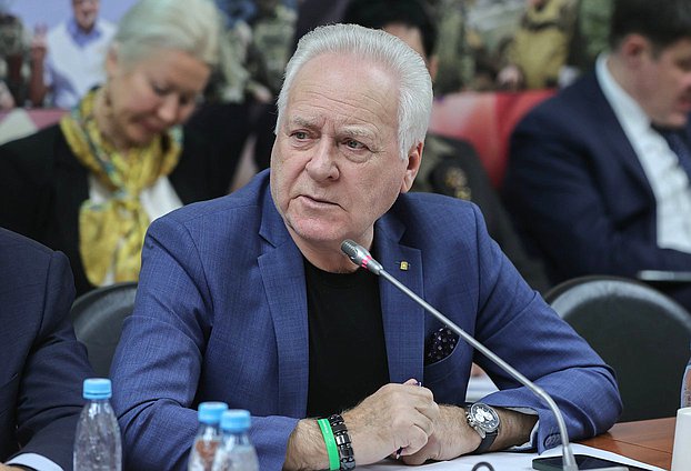Заместитель Председателя Комитета по государственному строительству и законодательству Анатолий Лисицын
