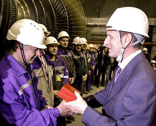  Краткая беседа со строителями второй очереди Ленинградской атомной электростанции. Вручение наград.