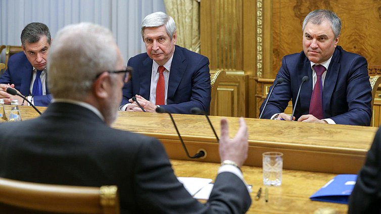Председатель Государственной Думы Вячеслав Володин, первый заместитель Председателя Государственной Думы Иван Мельников и председатель Комитета  по международным делам Леонид Слуцкий во время встречи.Фото: Анна Исакова/Фотослужба Государственной Думы.