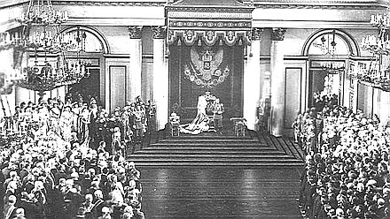 El Emperador Nicolás II pronuncia un discurso el día de la inauguración de la Primera Duma Estatal en la Sala de San Jorge del Palacio de Invierno. 27 de abril de 1906. La fotografía se almacena en el Archivo Estatal Central de Documentos Fílmicos y Fotográficos de San Petersburgo
