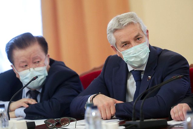Первые заместители Председателя Комитета по охране здоровья Федот Тумусов и Леонид Огуль