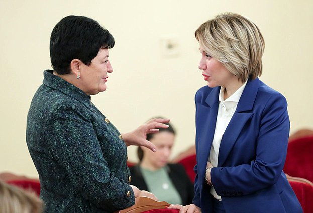 Член Комитета по культуре Ольга Германова (слева)