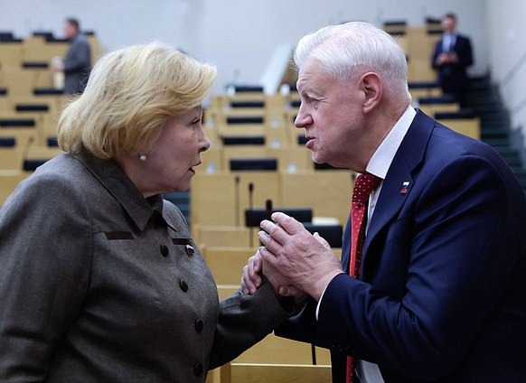 Первый заместитель Председателя Комитета по культуре Елена Драпеко и руководитель фракции "Справедливая Россия" Сергей Миронов