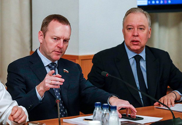 Первый заместитель Председателя Комитета по финансовому рынку Константин Бахарев (слева)