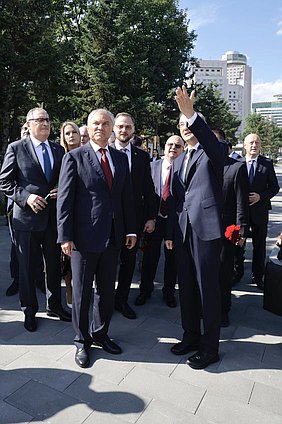 Председатель Государственной Думы Вячеслав Володин и депутаты ГД возложили цветы к Памятнику советским летчикам-освободителям в Чанчуне (КНР)