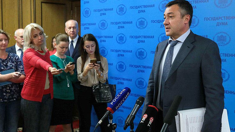 Председатель временной депутатской рабочей группы по подготовке первого заседания Государственной Думы VII созыва  Виктор Пинский отвечает на вопросы журналистов.