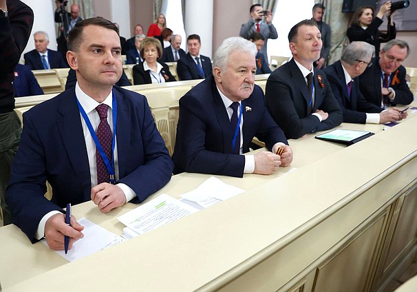 Председатель Комитета по труду, социальной политике и делам ветеранов Ярослав Нилов и Председатель Комитета по транспорту и развитию транспортной инфраструктуры Евгений Москвичев