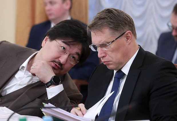 Председатель Комитета по охране здоровья Бадма Башанкаев и Министр здравоохранения РФ Михаил Мурашко