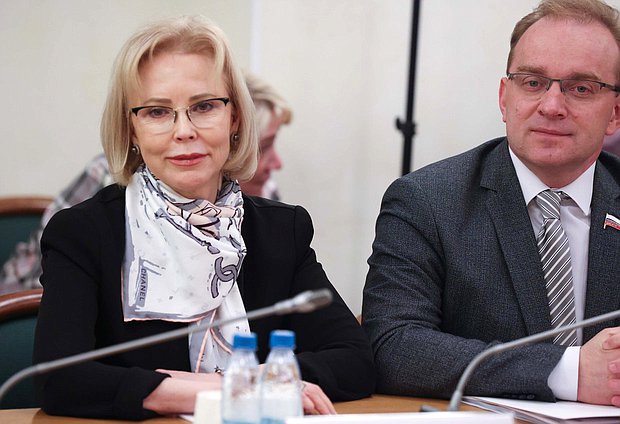 Заместитель Председателя Комитета по охране здоровья Татьяна Соломатина и член Комитета Михаил Кизеев