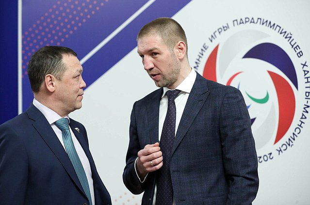 Первый заместитель Председателя Комитета по физической культуре и спорту Дмитрий Пирог (справа)