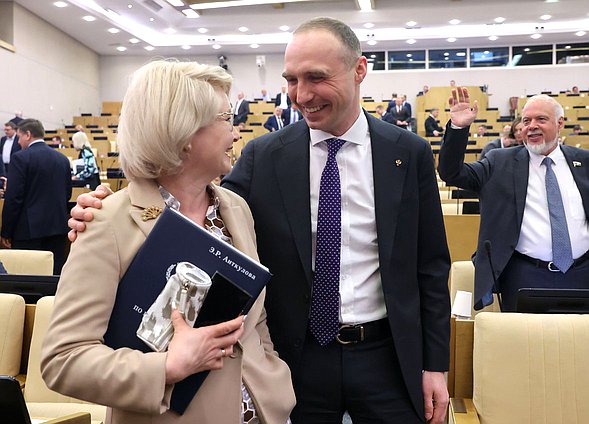 Член Комитета по просвещению Эльвира Аиткулова и Ссатс-секретарь - заместитель Министра РФ по развитию Дальнего Востока и Арктики Антон Басанский