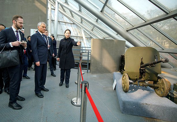 Chairman of the State Duma Vyacheslav Volodin and members of the delegation visited the museum dedicated to the pilots — heroes of the War of Resistance against Japan