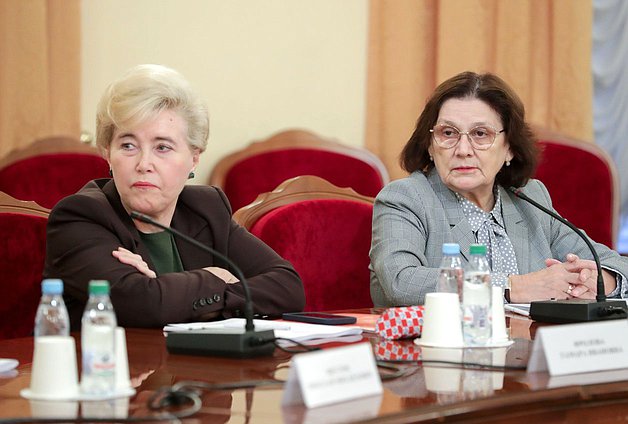 Члены Комитета по охране здоровья Тамара Фролова и Римма Утяшева