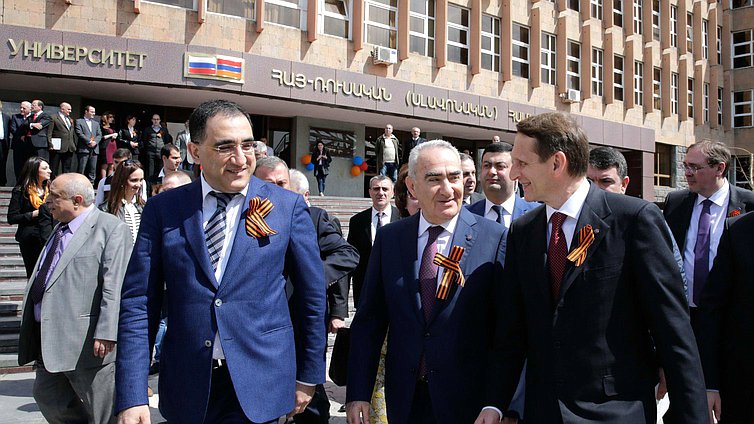Рабочий визит Председателя Государственной Думы Федерального Собрания Российской Федерации С.Е. Нарышкина в Республику Армения. Прибытие к зданию Российско-Армянского (Славянского) университета.