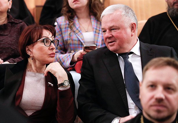 Член Комитета по обороне Татьяна Кусайко и член Комитета по охране здоровья Олег Иванинский