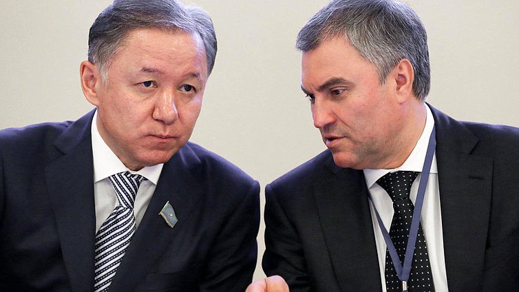 Председатель Мажилиса Республики Казахстан Нурлан Нигматулин и Председатель Государственной Думы Вячеслав Володин во время девятого пленарного заседания Парламентской Ассамблеи Организации Договора о коллективной безопасности.