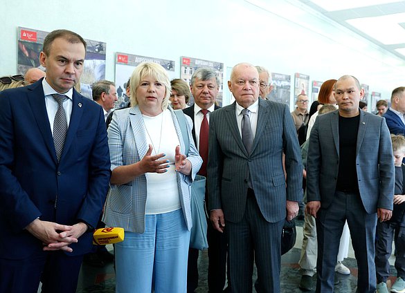 Первый заместитель Председателя Комитета по безопасности и противодействию коррупции Юрий Афонин и генеральный директор международной медиагруппы "Россия сегодня" Дмитрий Киселев