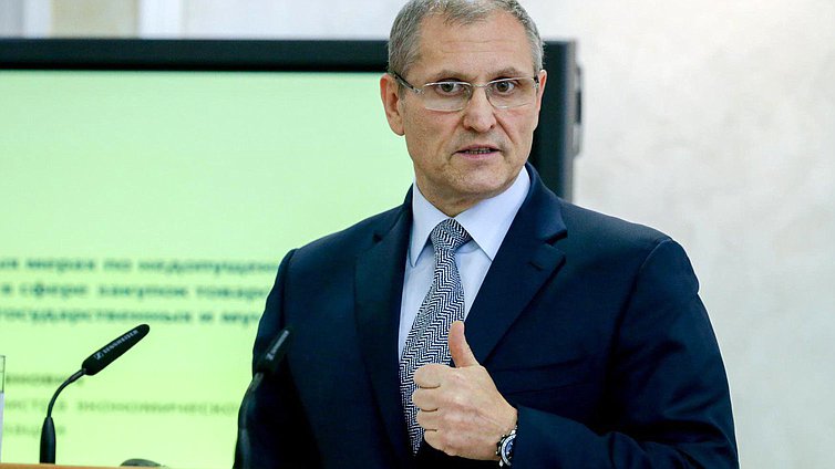 Заместитель Министра экономического развития РФ Евгений Елин во время выступления на заседании.