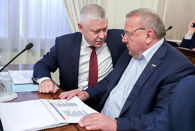 Председатель Комитета по безопасности и противодействию коррупции Василий Пискарев и Председатель Комитета по обороне Владимир Шаманов