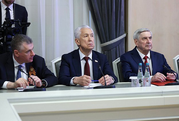 Руководитель фракции ЛДПР Леонид Слуцкий, руководитель фракции "Единая Россия" Александр Васильев и Первый заместитель Председателя Государственной Думы Иван Мельников