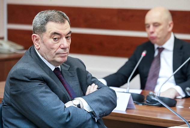 Первый заместитель Председателя Комитета по бюджету и налогам Леонид Симановский