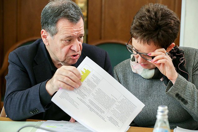 Председатель Комитета по бюджету и налогам Андрей Макаров и Председатель Комитета по контролю и Регламенту Ольга Савастьянова