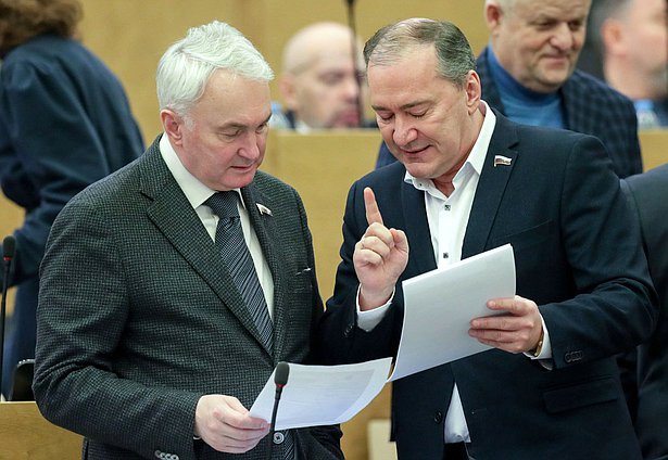Председатель Комитета по обороне Андрей Картаполов и член Комитета по международным делам Дмитрий Белик
