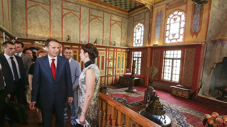   Рабочая поездка в Крымский федеральный округ. Осмотр ханского дворца в Бахчисарае.