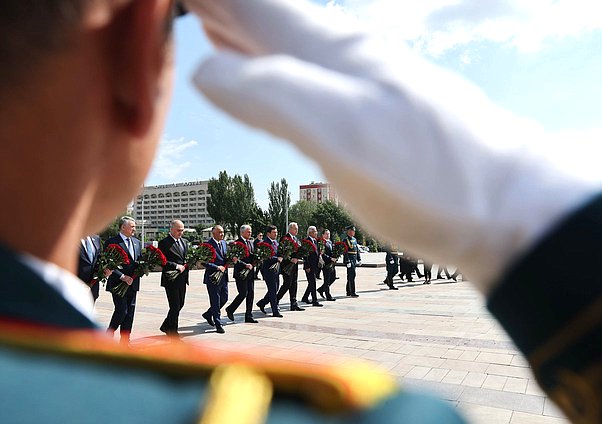 Председатель Государственной Думы Вячеслав Володин и главы делегаций стран-членов ОДКБ возложили цветы к Вечному огню на площади Победы в Бишкеке
