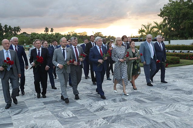 Colocación de una ofrenda floral ante el el Monumento al Soldado Internacionalista Soviético en La Habana