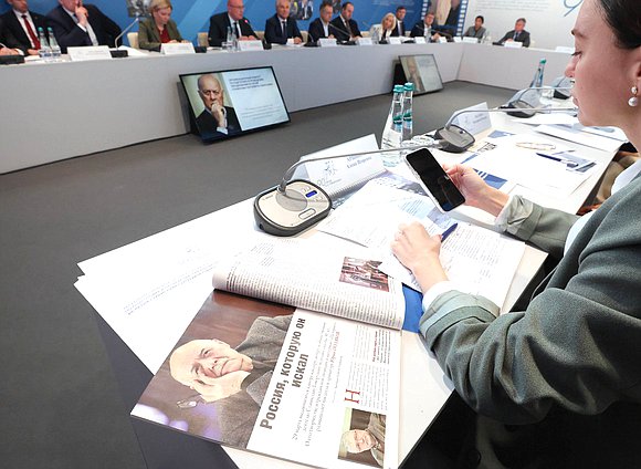 Заседание организационного комитета по подготовке и проведению празднования 90-летия со дня рождения С. С. Говорухина