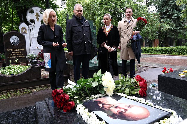 Возложение цветов к могиле Станислава Говорухина