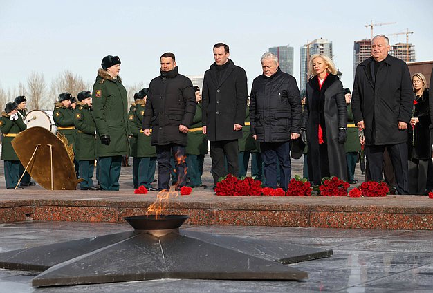 Возложение венка к Вечному огню в парке Победы на Поклонной горе в День защитника Отечества