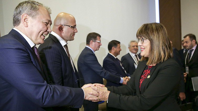 Chairwoman of the Narodna skupština of Serbia Maja Gojković and Chairman of the Committee on Issues of the CIS and Contacts with Fellow Countryman Leonid Kalashnikov